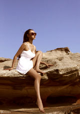 组图：爱戴蜜月照曝光 海边度假再现黑美人