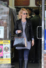 组图：詹纽瑞-琼斯街拍 短款机车夹克搭条纹衫