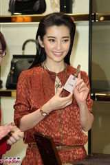 组图：李冰冰率性亮相品牌开幕会服饰抢镜