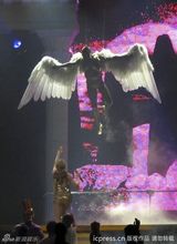 组图：凯莉-米洛巡演玩空降 皮草镂空装载歌载舞