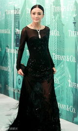 组图：群星助阵发布会 巩俐戴过亿珠宝显女王气质