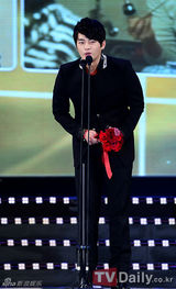 组图：韩星宋仲基获最优秀奖 刘仁娜长裙显高贵