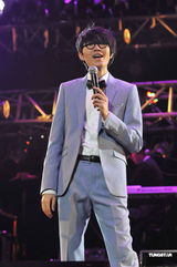 组图：方大同上海演唱会薛凯琪不避绯闻任嘉宾