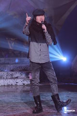 组图：《劲歌金曲》录影 阿娇(钟欣桐)出席郑欣宜落泪