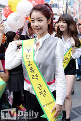 组图：韩团GirlsDay街头送路人爱心抱抱