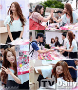 组图：韩团Dal shabet秀彬捐零食鼓励学生