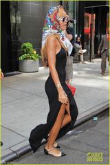 组图：蕾哈娜真空吊带高衩群配花头巾 装扮雷人