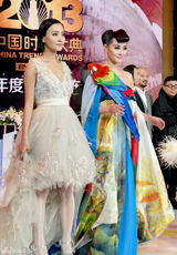 组图：爱戴飘逸鹦鹉装亮相 搭配复古飞机头