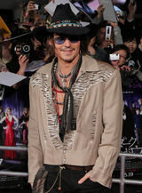 组图：《黑影》东京首映 巴顿携手德普亮相造势