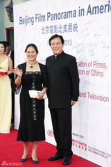 组图：冯小刚好莱坞留手印 长女亮相为父捧场