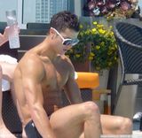 幻灯图：C罗提前结束世界杯征程 游泳纳凉狂晒胸肌