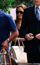 组图：朱莉假期带双胞胎出街 做称职妈妈两不误