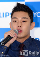 组图：刘亚仁亮相代言发布会 雅痞风帅气迷人