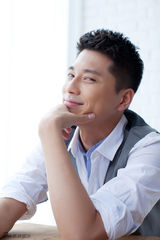 组图：王雷阳光写真展明媚笑容暖人心脾