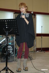 组图：容祖儿为个唱练团 青峰探班一脸睡意