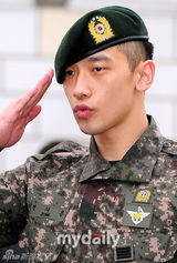 组图：韩星Rain正式退役 帅气行军礼湿眼眶