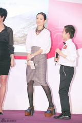 组图：《最爱》香港宣传 章子怡复古造型抢眼