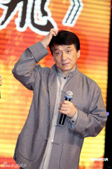 高清图：《精忠岳元帅》开机 成龙称儿子单薄不适合