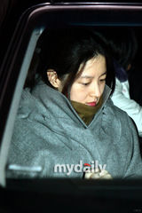 组图：李英爱产后首次公开亮相 丈夫陪伴转院调理