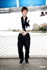 组图：吴克群为新专辑庆功 展现帅气笑容