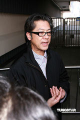 幻灯：劲歌颁奖礼拜神 四大公司歌手缺席杨千嬅失落