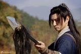 高清图：《镖行天下前传》热映 吴奇隆片场演服装秀