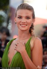 组图：意大利女星席卡娜深V露背纱裙扮女神