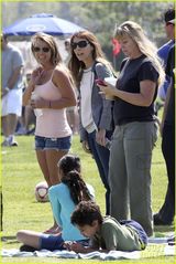 组图：布兰妮变足球辣妈 与爱子亲昵俯身秀乳沟