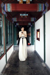 组图：张静初曝光活动花絮 梦幻意境穿越古城