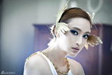 组图：张俪头戴翅膀化身天使 白衣素裹高贵典雅