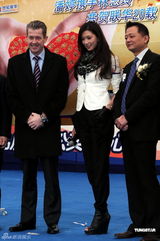 高清图：林志玲上海代言 不惧严寒七分袖亮相