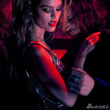 组图：丹麦甜心妮娜红唇写真 魅惑光影性感诱人