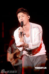 组图：黄家强为灾区同胞默哀 将在世博即兴表演 