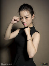 组图：张檬个性写真 小露锋芒英气足