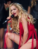 组图：丽塔-欧拉献唱音乐节布条裙性感逼人