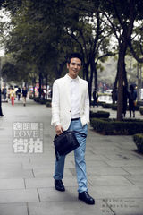 明星爱街拍：张晓龙绅士出街 风度翩翩笑容迷人