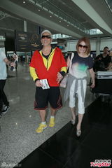 组图：玉置浩二携妻子抵港 期待演唱会