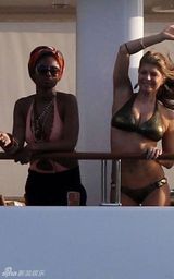 高清组图：菲姬游艇大秀比基尼 性感身材呼之欲出