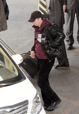 组图：冯小刚与助理返京 VIP通道迅速离开机场