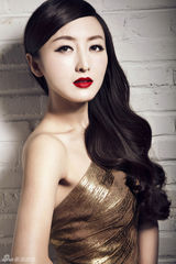 组图：何晴复古写真红唇金衣容妆精致