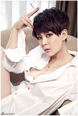 组图：祁艳拍性感写真 穿白衬衫妩媚动人