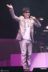 组图：黄小琥萧煌奇香港开唱 叶德娴等众星捧场