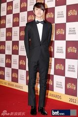 组图：文彩元朴信惠等盛装亮相演技大赏红毯