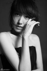 组图：高露黑白写真复古范儿 低胸露肩小性感