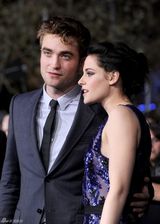 组图：《破晓》首映三人组亮相 斯图尔特秀长腿