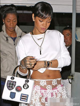 组图：蕾哈娜衣着大胆 蕾丝透视裙秀粉红内裤