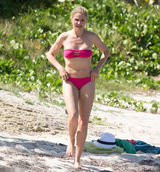 组图：卡梅隆比基尼海边度假 嬉水湿身心情好