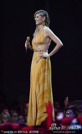 组图：海蒂-克鲁姆遭两猛男露屁股蛋“夹击”