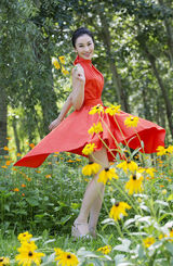 组图：《花木兰传奇》开播 朱子岩红裙预祝收视