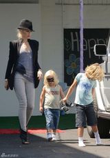 组图：酷妈格温-斯蒂芬妮型爆装扮带两子出行